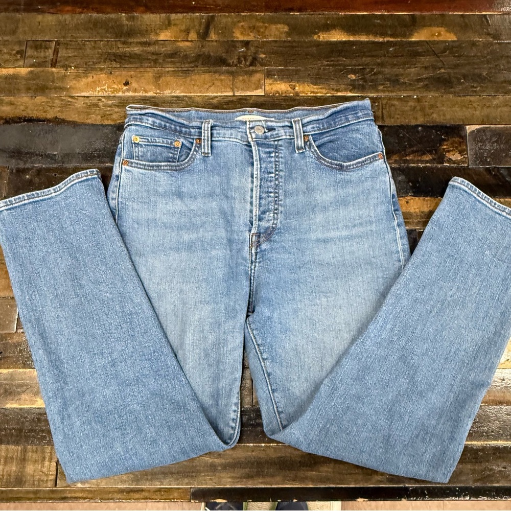 Levi's® Women's High-Rise Wedgie Straight
Cropped Jeans 31 - Picture 2 of 11